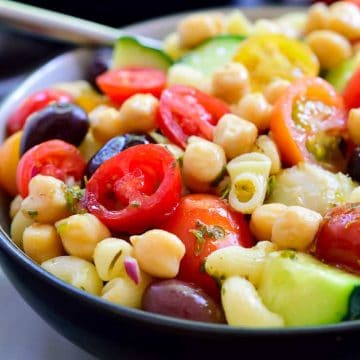 This Mediterranean chickpea salad is a super easy 10-minute recipe that’s hearty, tasty and colourful! Great as a vegan or vegetarian main dish or as a side for a picnic, barbecue or potluck.