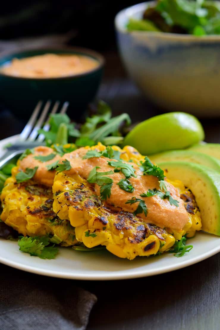 These vegan corn fritters are very easy to make with just a few simple ingredients and are totally oil free. Served with a sweet and savoury maple-chipotle sauce and cool avocado, they’re great for breakfast, lunch or dinner!