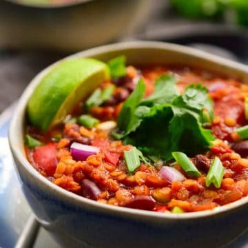 This vegan red lentil chili is quick and easy to prepare, full of flavour and easy to customize with your favourite veggies and toppings! There is no oil in this recipe for my fat-free vegan friends!